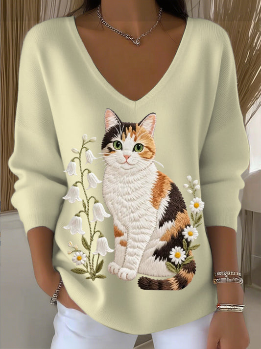 Le chat mignon des femmes a brodé le chandail de V-cou