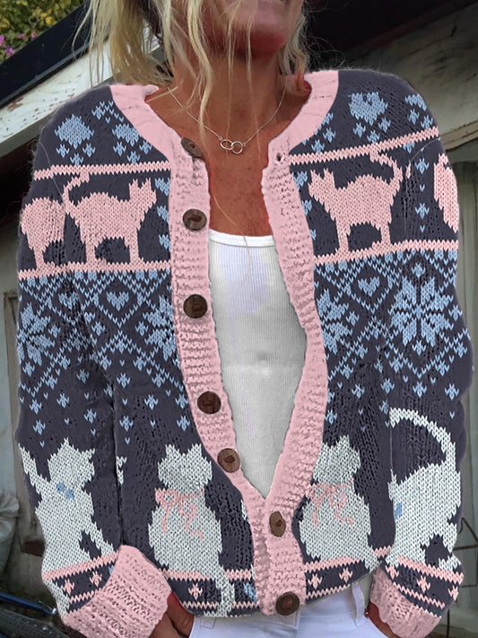 Les chats mignons des femmes tricotent le cardigan