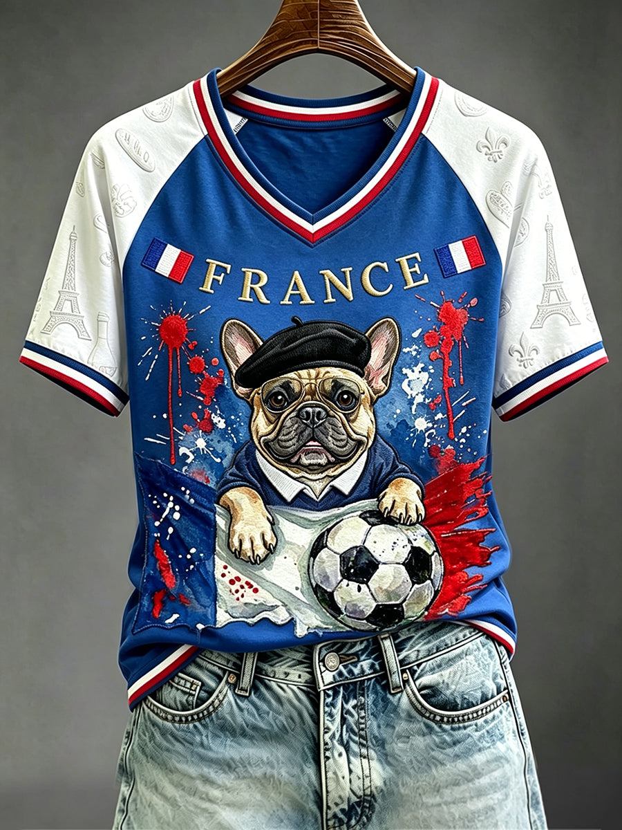 T-shirt à manches courtes et col en V avec impression artistique d’un bouledogue français féminin jouant au football