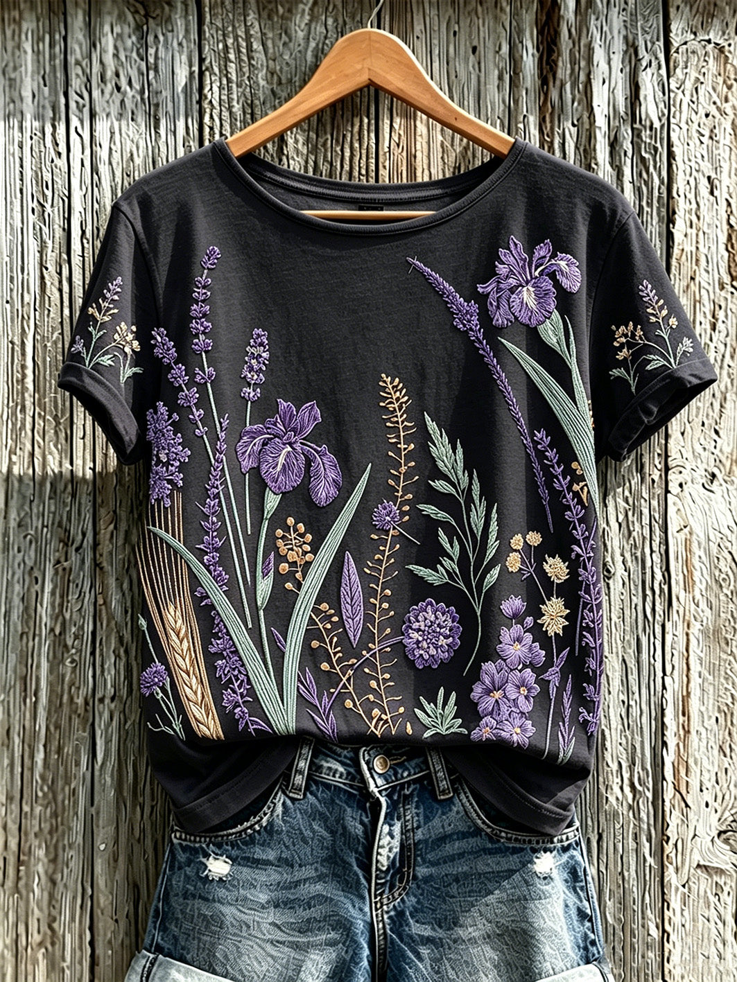 T-shirt décontracté pour femme à imprimé fleurs violette sur fond de plantes